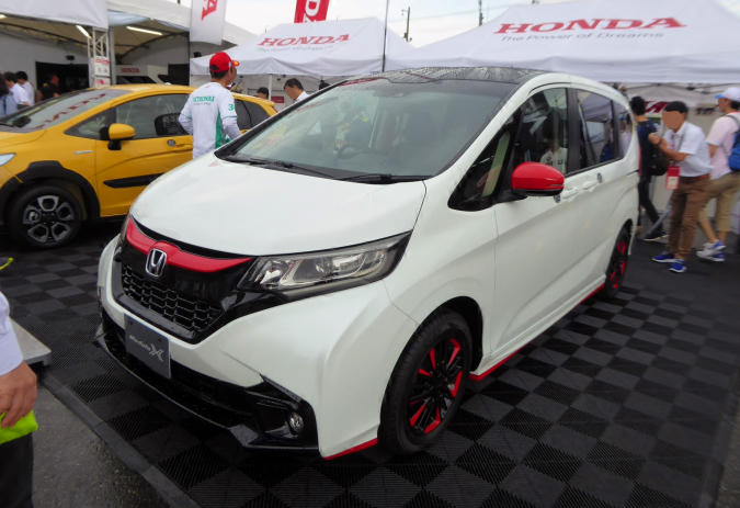 Для Honda Freed доступен тюнинг-пакет Modulo X